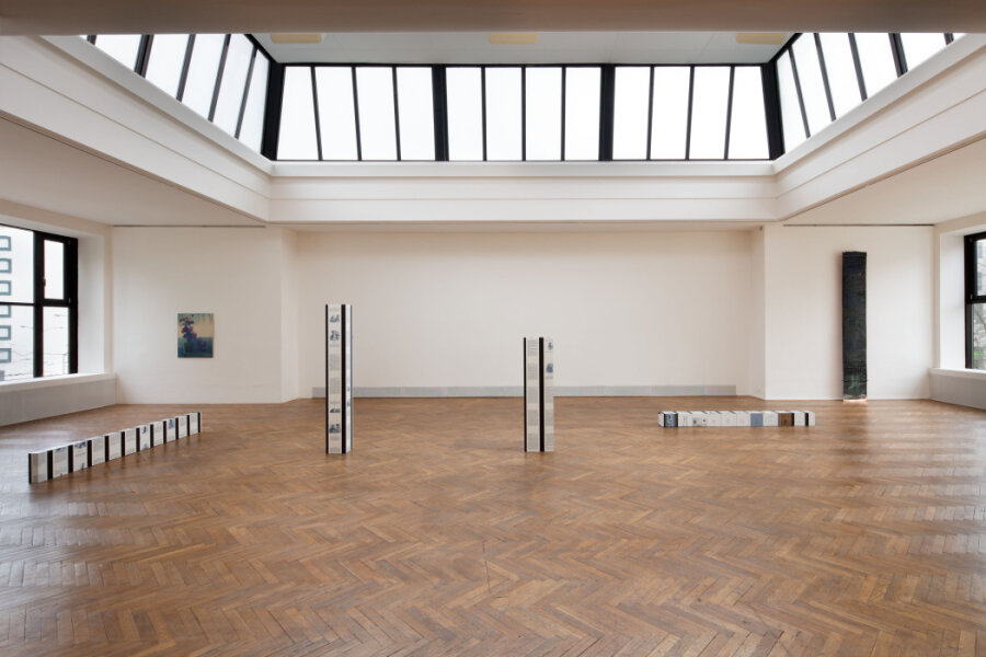 Cheyney Thompson, Odečtení světla z místnosti vytváří iluzi měšťanského interiéru, olej na plátně, 2006; soukromá sbírka, Řím; Cheyney Thompson, Podstavec F, HPL na MDF, 2012; Cheyney Thompson, Podstavec E, HPL na MDF, 2012; Cheyney Thompson, Podstavec D,